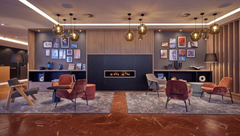 Unsere Hotellobby mit Kamin und Sitzgelegenheiten.